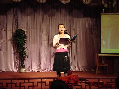 公司員工在朗誦詩(shī)歌